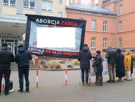 Praktykantka alarmuje: głośny różaniec i czarna trumna przed szpitalem. Pacjenci w stresie, zwłaszcza na porodówce Praktykantka alarmuje: głośny różaniec i czarna trumna przed szpitalem. Pacjenci w stresie, zwłaszcza na porodówce