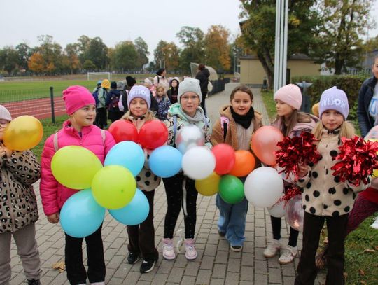 Prawie 400 dzieci na boisku! Zmarznięte, ale szczęśliwe