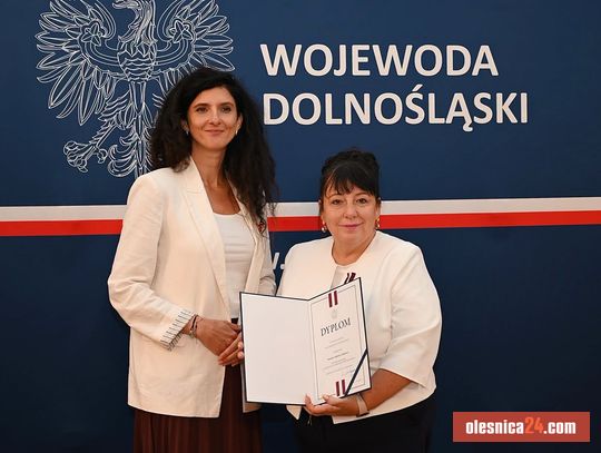 Prestiżowe wyróżnienie dla starosty oleśnickiej. Wioletta Efinowicz z odznaką za zasługi dla samorządu