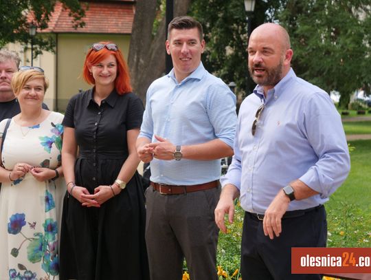 Prezydent Wrocławia spaceruje w Parku Miejskim w  Sycowie