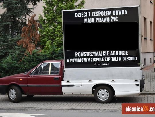 Proliferzy ze swoim antyaborcyjnym polonezem w Oleśnicy wciąż górą