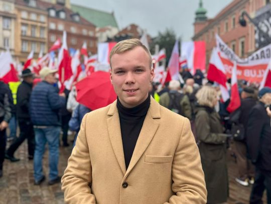 Manifestacja PiS w Warszawie. Jest tam radny z Oleśnicy