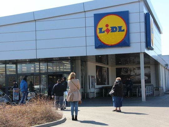 Przed marketami tworzą się kolejki