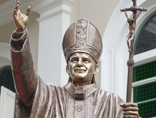Przedstawienie o papieżu w bazylice w Oleśnicy