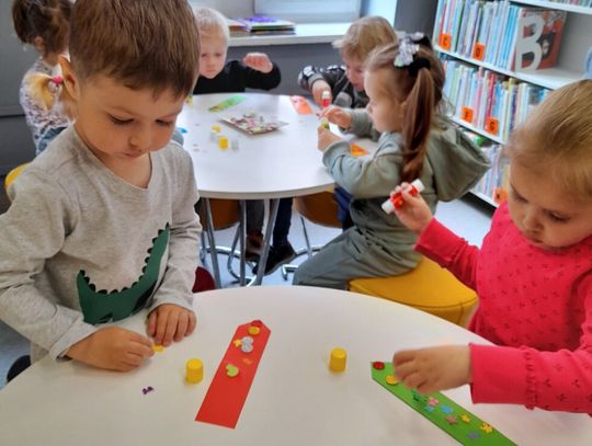 Przedszkolaki odkrywają bibliotekę w Oleśnicy