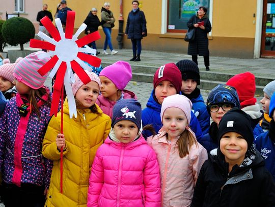 Przedszkolaki śpiewały hymn Polski na Rynku w Oleśnicy /WIDEO/