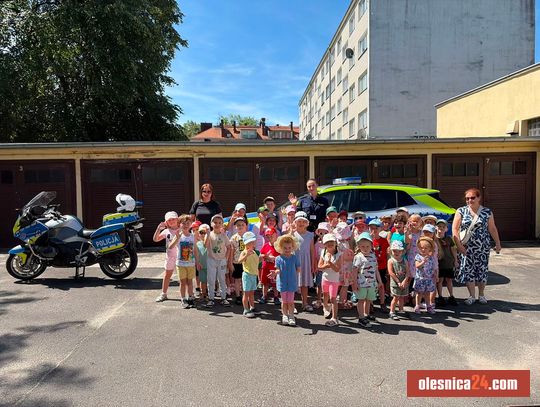 Przedszkolaki w komendzie policji. Nauka bezpieczeństwa i wielkie emocje w policyjnym radiowozie