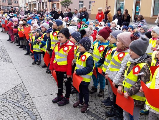 Przedszkolaki z Oleśnicy zaśpiewały w Rynku Mazurka Dąbrowskiego