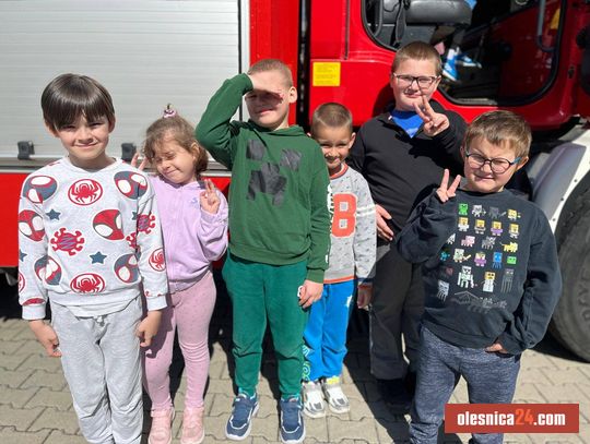 Przedszkolaki z wizytą w straży pożarnej w Oleśnicy Przedszkolaki z wizytą w straży pożarnej w Oleśnicy