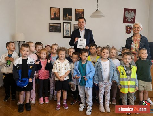 Przedszkolaki zaprosiły burmistrza na wyjątkowe wydarzenie. Powstanie Drzewo Pamięci