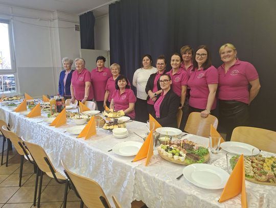 Przyjechali z Wąchocka - KGW Wabieniczanie ugościło burmistrzów i koła gospodyń