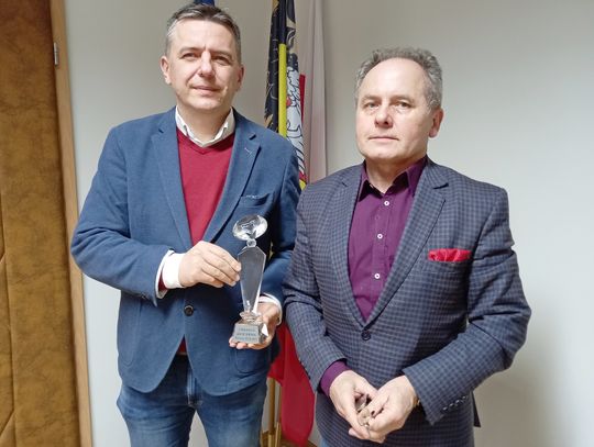 Puchar dla powiatu od prezesa DZLA