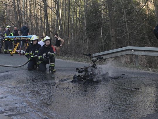 Quad uderzył w auto i stanął w płomieniach!