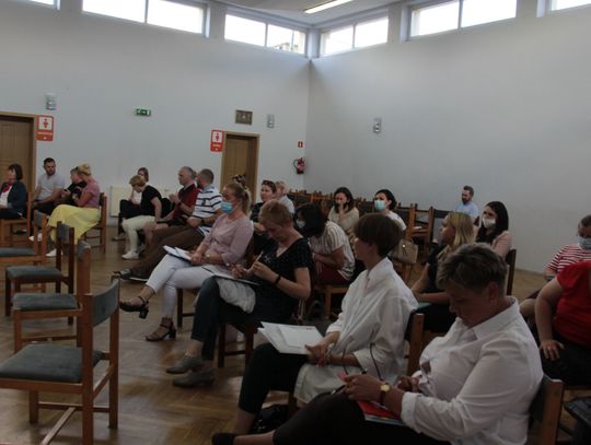 Radni i nauczyciele dyskutują o sprawie dyrektora