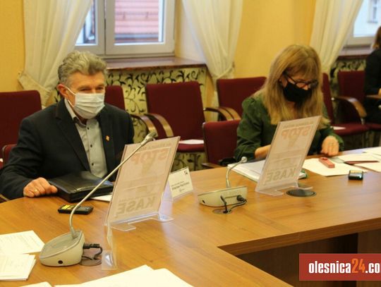 Radni Oleśnicy toczą walkę na tabliczki