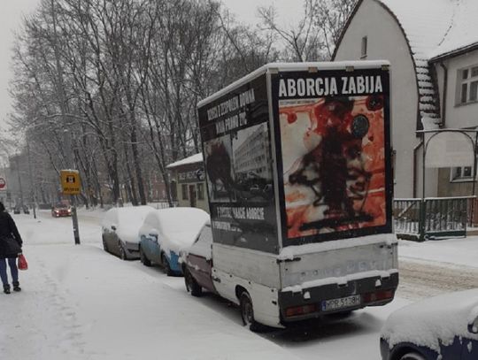 Radni Rady Miasta Oleśnicy poparli uchwałę o usunięciu drastycznych obrazów o aborcji 