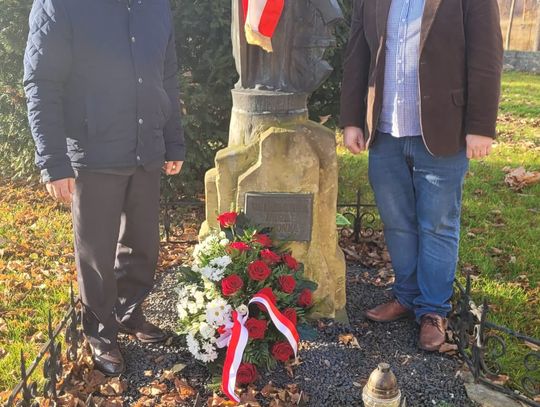 Radni złożyli kwiaty pod figurą Świętej Katarzyny w Oleśnicy