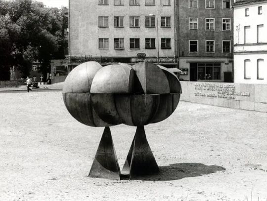 Radny chce przenieść pomnik Ery Kosmicznej!