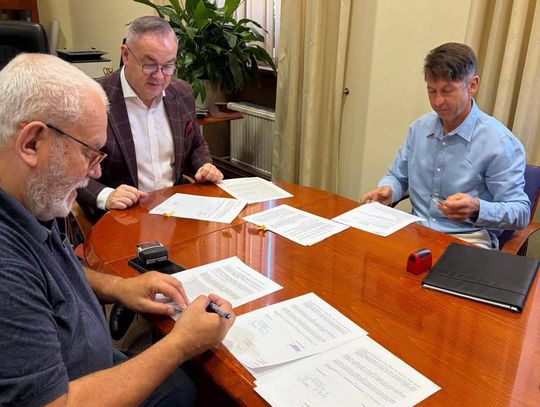 Ratusz przejdzie gruntowną modernizację. Podpisano umowy na przebudowę dolnych kondygnacji