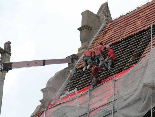 Remontują dach pałacowej części oleśnickiego zamku