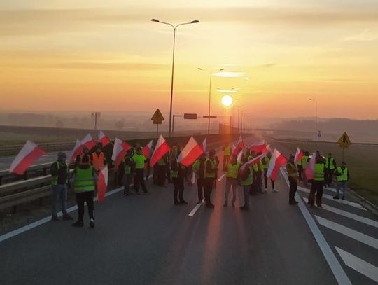 Rolnicy złagodzili protest. Gdzie blokują drogi? (ROLKA)