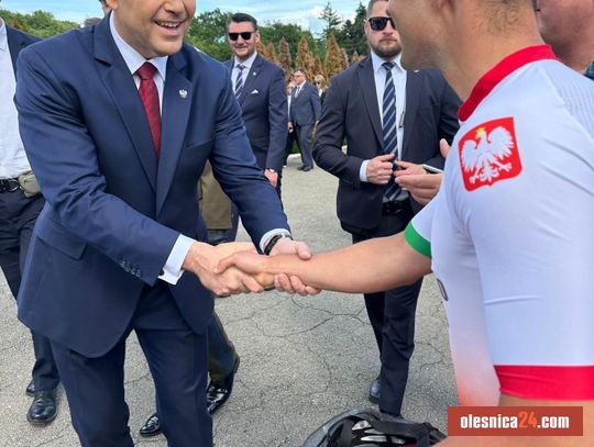 Rowerzyści z Twardogóry dotarli na Monte Cassino. Spotkali prezydenta Karola Nawrockiego Rowerzyści z Twardogóry dotarli na Monte Cassino. Spotkali prezydenta Karola Nawrockiego
