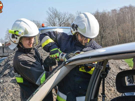 Rozcinali auto, ratowali kierowcę