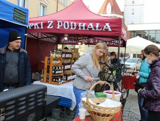 Różności, w tym świąteczne, na jarmarku w Oleśnicy