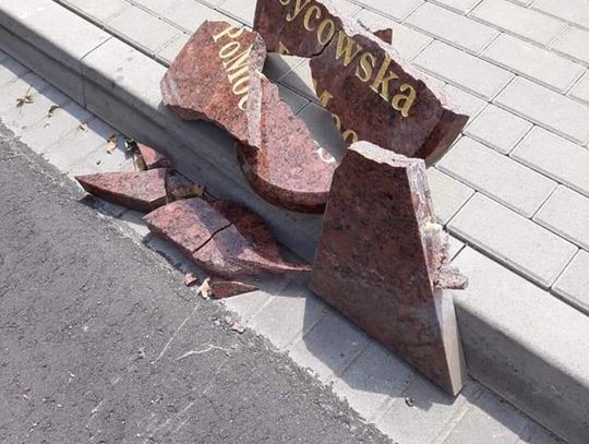 Roztrzaskał tablicę przy pojemniku-sercu!