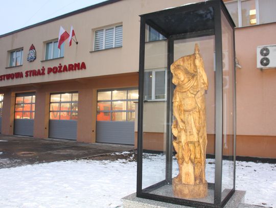 Rzeźba świętego Floriana stanęła przed komendą straży pożarnej w Oleśnicy