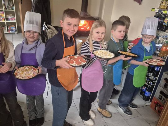 Sami przygotowali sobie pizzę