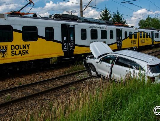 Samochód wjechał na torowisko w Oleśnicy