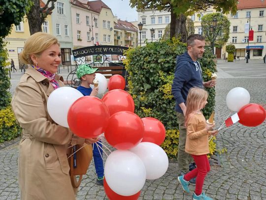 Samorządowcy rozdawali w Oleśnicy flagi i baloniki