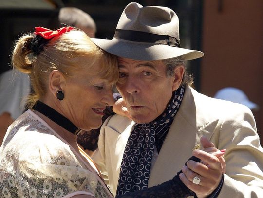 Seniorzy tańczą na zabawie andrzejkowej (WIDEO)