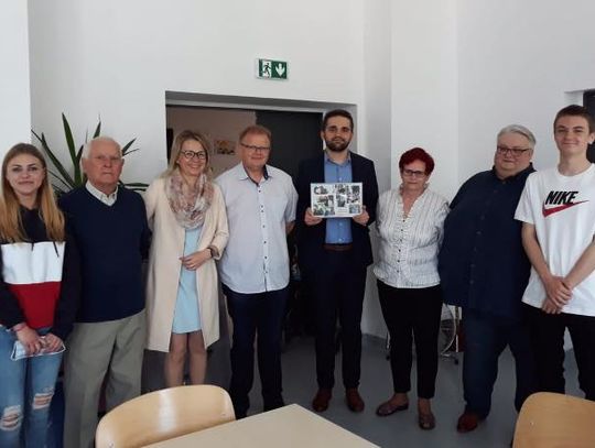 Seniorzy z Oleśnicy namalowali obrazy dla podopiecznych domu dziecka w Bierutowie