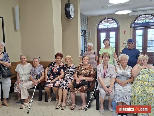 Seniorzy z Oleśnicy odwiedzili odnowiony dworzec PKP