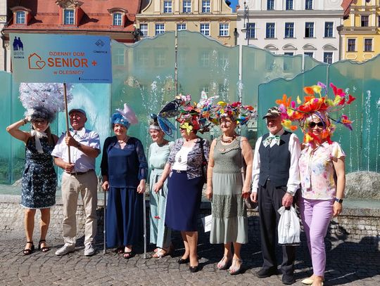 Seniorzy z Oleśnicy w Marszu Kapeluszy