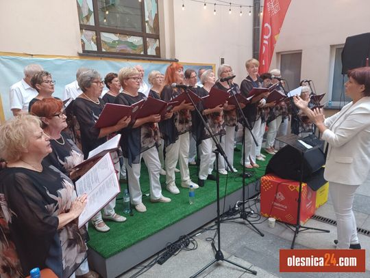 Seniorzy z UTW Oleśnica zaśpiewali na patio w ratuszu