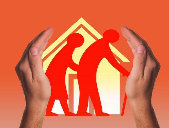 Seniorzy zostający w domach uzyskają pomoc przez darmową infolinię: 22-505-11-11