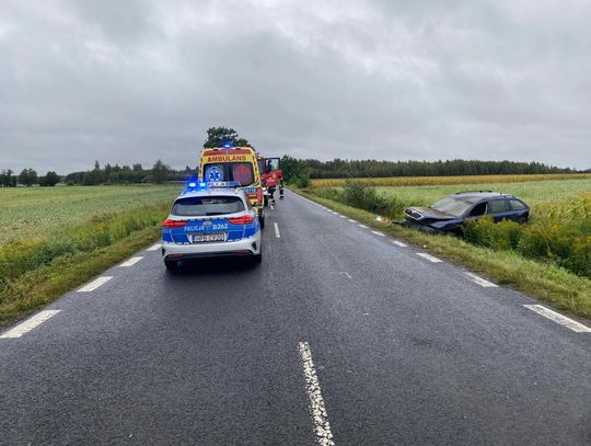 Skoda wpadła do rowu. Jedna osoba została ranna