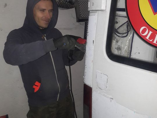 Służby Ratownicze remontują ambulans 