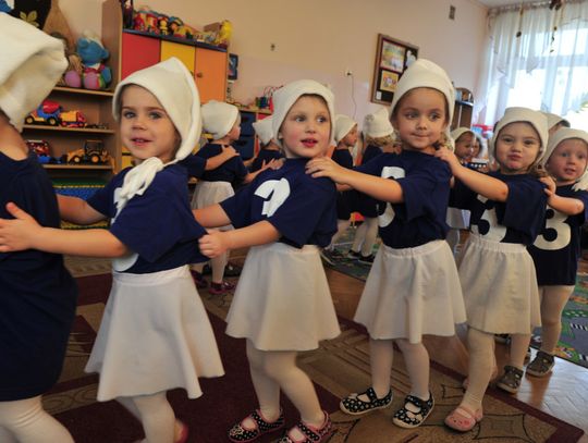 Smerfy z Przedszkola nr 3 w Oleśnicy pasowane na przedszkolaki