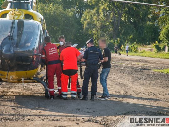 Śmigłowiec LPR przyleciał do Oleśnicy po mężczyznę z nożem w klatce piersiowej