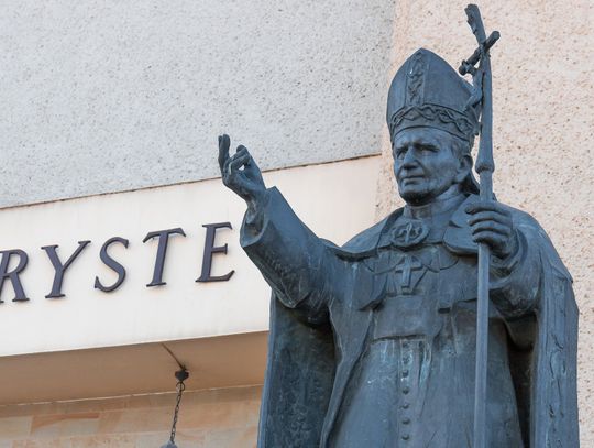 SP7 w Oleśnicy świętuje 100. rocznicę urodzin Jana Pawła II