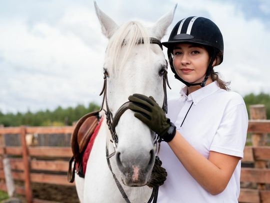 Sportowa elegancja, czyli jak nosić koszulkę polo?