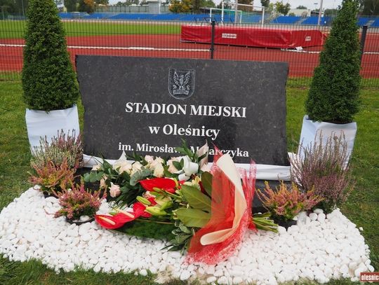 Stadion w Oleśnicy z tablicą upamiętniającą Mirosława Mularczyka