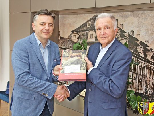 Starosta odebrał "Księgę pamiątkową" Cechu Rzemiosł w Oleśnicy
