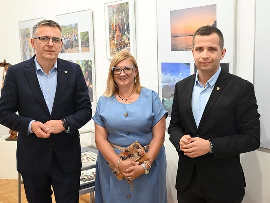 Starosta w Sycowie. Zobaczył wystawę, której autorka chce znów pojechać na Kubę