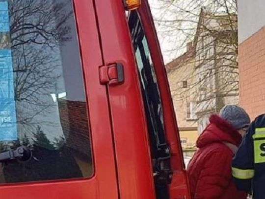 Strażacy pomagają seniorom w dotarciu do punktów szczepień