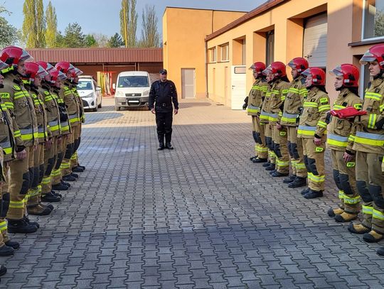 Strażacy świętują Dzień Flagi